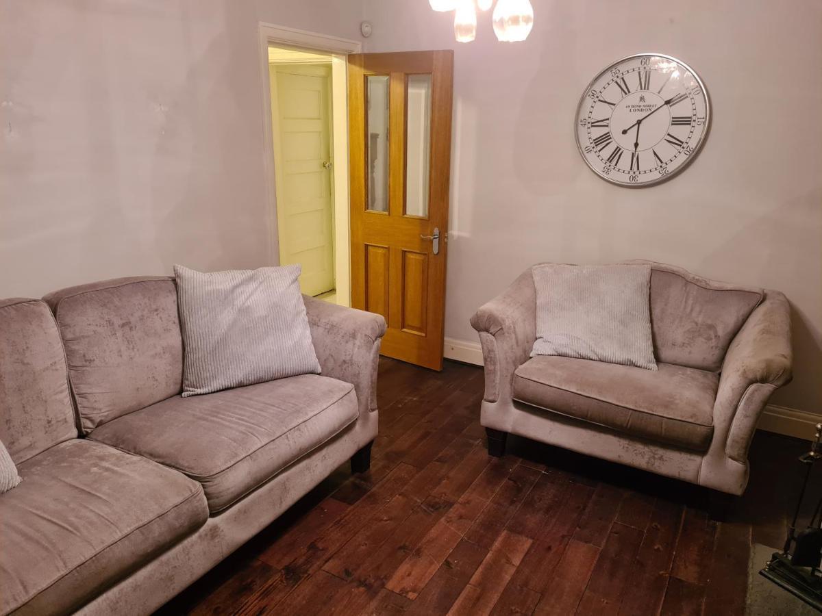 L & J Escapes- 4 Bedrooms Suitable For Contractors And Families- Large Private Parking-10 Minutes To M6 Junction 9 Coseley Exterior foto