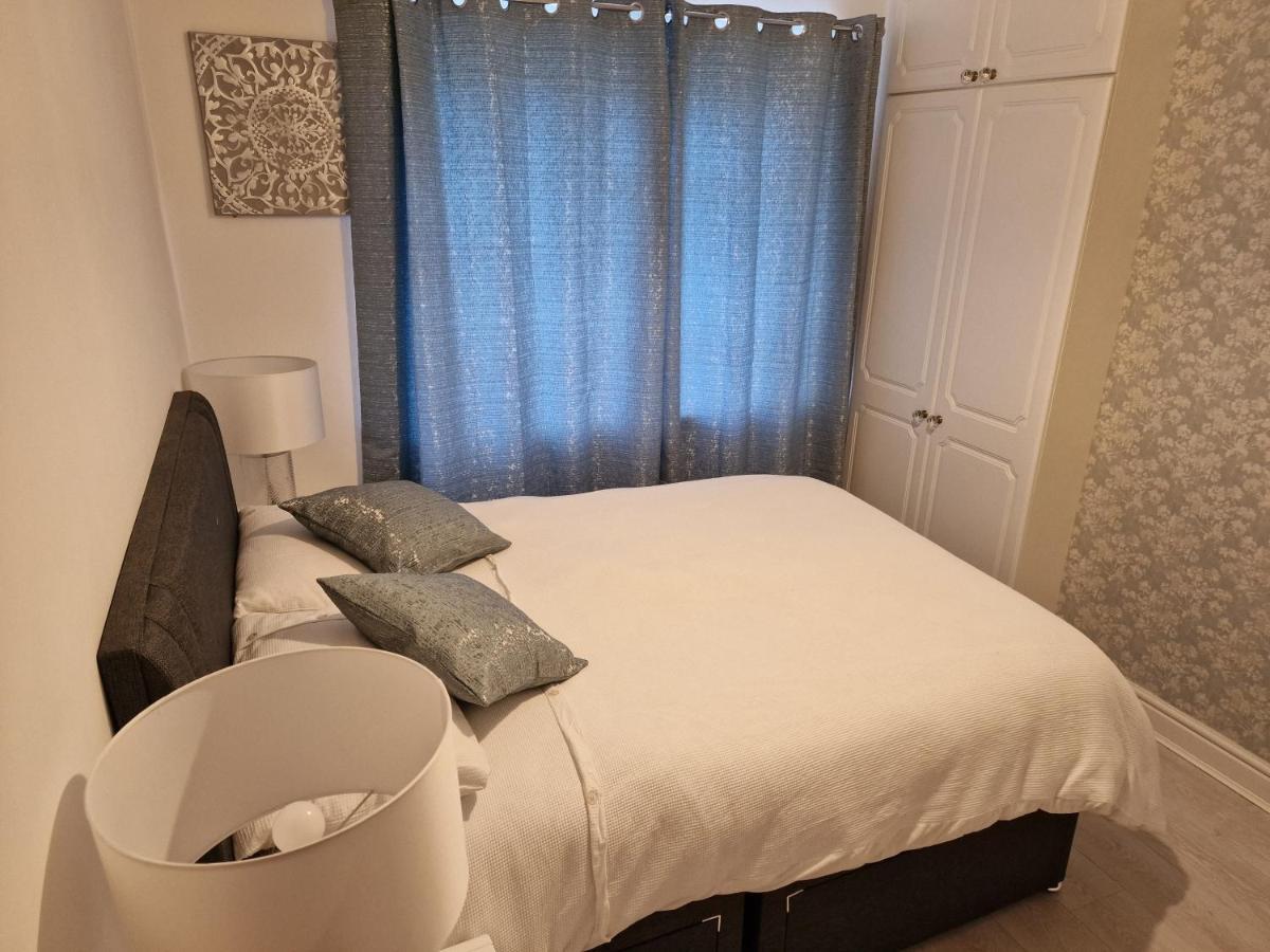 L & J Escapes- 4 Bedrooms Suitable For Contractors And Families- Large Private Parking-10 Minutes To M6 Junction 9 Coseley Exterior foto